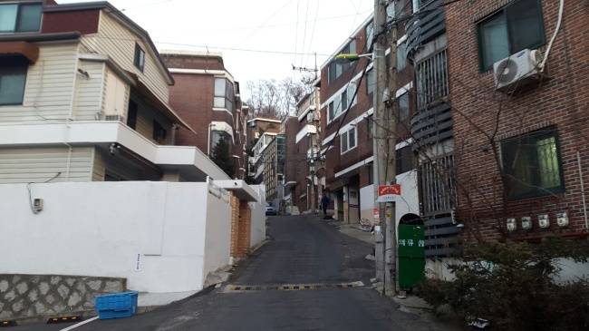 서울 주요 대학가 원룸 월세 평균이 3.3㎡당 7만원으로 조사됐다. 건축시기와 지역별로 보증금과 월세값 차이는 크지만, 시세 상승과 함께 대학생들의 주거비 부담은 2학기에도 여전할 것으로 전망된다. 사진은 연세대 인근 연희동 빌라밀집지역 모습.