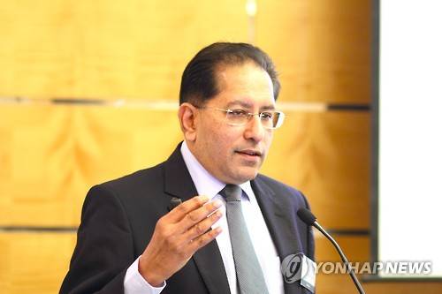 말레이시아 수레쉬 쿠마라사미 박사     (싱가포르=연합뉴스) 말레이시아의 수레쉬 쿠마라사미 박사가 12일(현지시간) 싱가포르에서 열린 아시아·오세아니아 생식기 감염 및 종양 연구기구(AOGIN) 연례 학술대회에 참석해 자궁경부암 백신의 부작용 논란에 대해 "안전성 문제가 없다"는 취지의 연구결과를 발표 중이다. 2016.8.12. [한국MSD 제공=연합뉴스]     photo@yna.co.kr