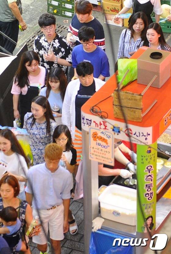 부평 깡통야시장을 방문한 고객들이 매대를 중심으로 우측통행을 하고 있다. © News1 여주연 기자