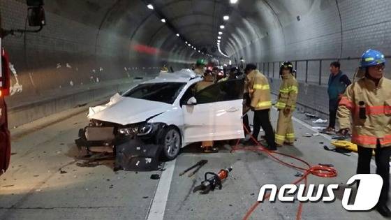(여수=뉴스1) 황희규 기자 = 14일 오후 2시10분께 전남 여수시 엑스포자동차전용도로 마래터널에서 유모씨(53)가 몰던 트레일러가 앞에 있던 김모씨(61·여)의 승용차를 들이받는 등 10중 추돌사고가 발생해 소방당국이 사고 현장을 수습하고 있다.(여수소방서 제공) 2016.8.14/뉴스1 © News1 황희규 기자