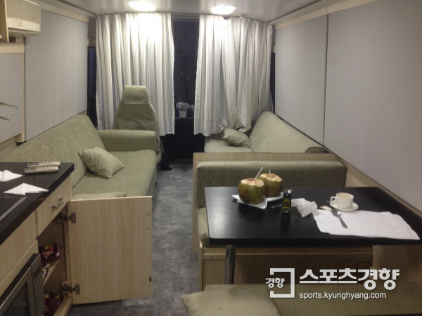 한국 양궁 대표팀이 휴식을 취했던 브라질 리우데자네이루 삼보드로모 양궁장 근처에 있는 비밀 휴식 공간에 있는 리무진 버스의 내부 모습. 리우데자네이루 | 김하진 기자