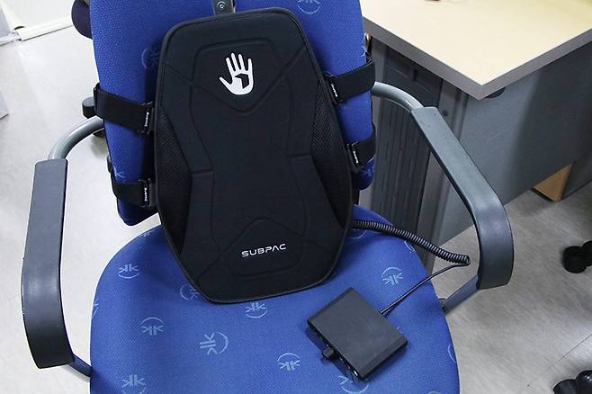 서브팩 S2를 의자에 장착한 모습.