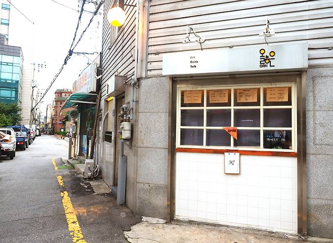 대로에서 떨어져 골목으로 들어서야 발견할 수 있는 작은 가게