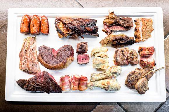 대표적인 브라질 요리 슈하스코(Churrasco). 쇠꼬치에 육류와 채소를 푸짐하게 꽂아 불에 굽는다 [사진 텍사스 드 브라질]