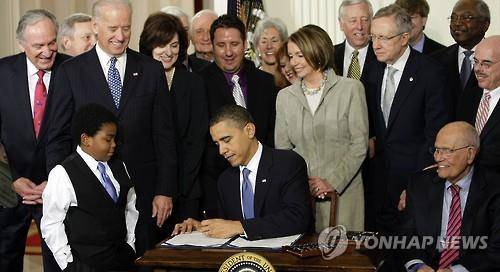 2010년 오바마케어에 서명하는 버락 오바마 대통령