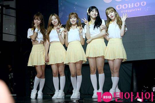 그룹 아이비아이 김소희(왼쪽부터), 윤채경, 한혜리, 이수현, 이해인이 포토타임을 갖고 있다.