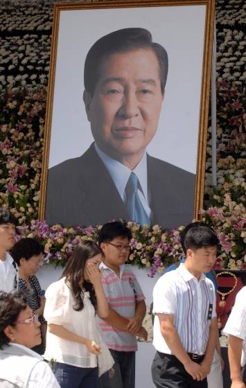 2009년 8월18일 서울 여의도 국회에 마련된 고(故) 김대중 전 대통령 공식빈소에 많은 추모객들이 조문을 하고 있다. /사진=머니투데이DB