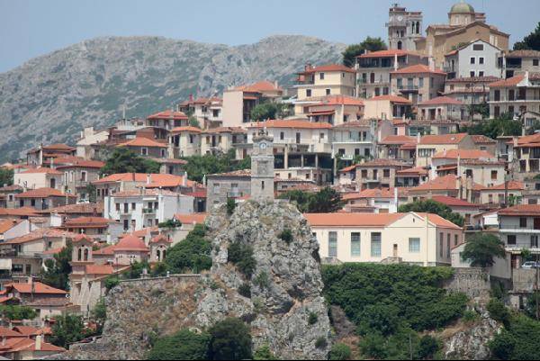 [월간산]델피 마을 중앙에 우뚝 솟은 바위 봉우리에 오라스 록 신탁바위가 있다. 드라마 ‘태양의 후예’에 나온 탑과 마을이다.
