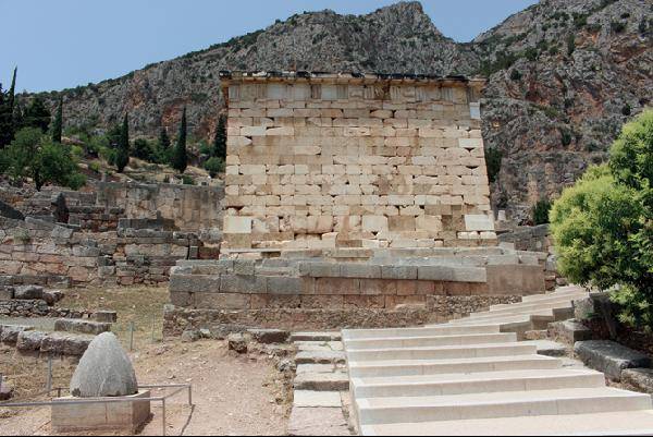 [월간산]델피에 있는 세계의 배꼽으로 불리는 옴파로스 바위와 그 뒤에 신전의 창고와 신전을 파르나소스 산이 위협하듯 감싸고 있다.