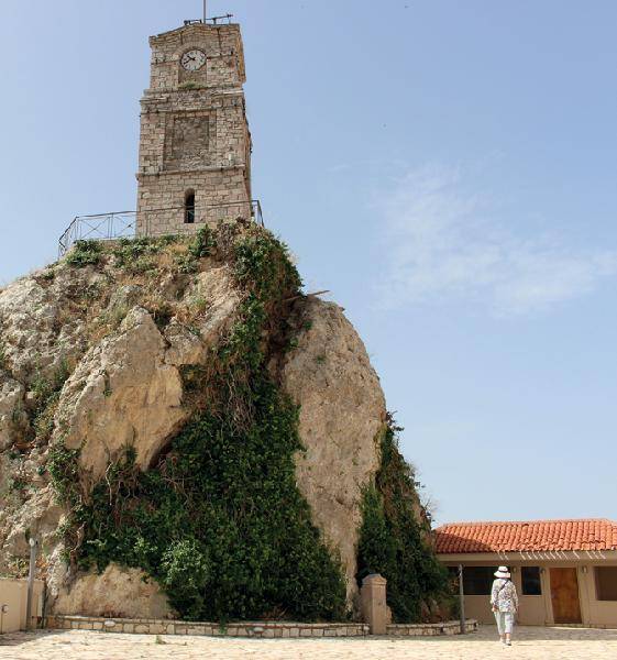 [월간산]델피마을의 시계탑. 이곳에서 드라마 ‘태양의 후예’를 촬영했다. 들어가는 입구에는 ‘Ora's rock(오라스 록)’이란 표시가 있어 옛날 신탁을 하던 장소로 알리고 있다.
