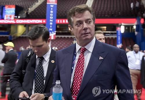 트럼프, 선거운동본부 조직 전격 개편    (뉴욕 AP=연합뉴스) 지지율 하락과 당내 반발 등으로 고전하는 미국 공화당 대선후보 도널드 트럼프의 선거운동본부가 17일(현지시간) 조직개편을 단행, 보수성향 인터넷매체 브레이트바트뉴스의 공동 창업자 스티븐 배넌을 캠프 최고경영자(CEO)로 임명했다. 트럼프 측은 그동안 자문 일을 했던 여론조사 전문가 켈리앤 콘웨이는 선거대책본부장으로 승진했으며 선대본부장이던 폴 매너포트는 '회장 겸 수석전략가' 직함을 사용할 것이라고 밝혔다. 사진은 매너포트가 지난달 18일 클리블랜드에서 전당대회가 시작되기 전 대회장을 둘러보고 있는 모습.      ymarshal@yna.co.kr