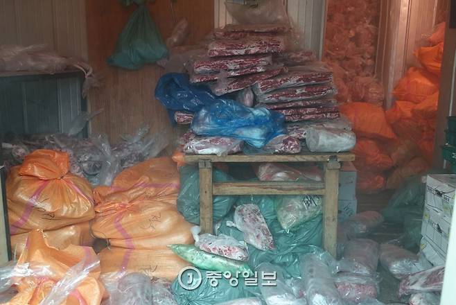 음식점과 대량 거래처로 나갈 고기들이 잠시 대기하는 대형 냉동창고 내부.