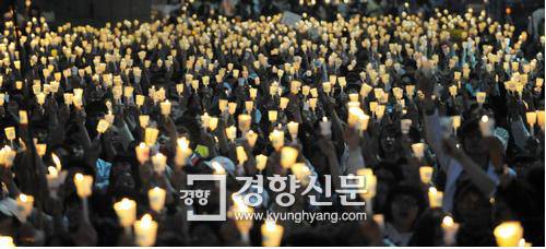 2008년 5월2일 저녁 서울 청계천 일대에서 인터넷 모임 주최로 열린 ‘쇠고기 수입 반대 촛불문화제’에 1만여명의 시민, 직장인, 학생들이 참가해 “미국 쇠고기 반대”구호를 외치고 있다. 서성일 기자