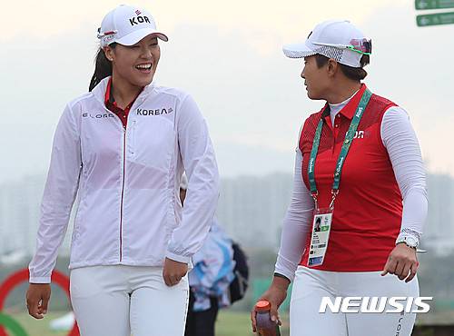 【리우데자네이루(브라질)=뉴시스】 장세영 기자 = 한국 여자골프 박세리 감독과 전인지가 16일(한국시간) 브라질 리우데자네이루 바하 올림픽 골프코스에서 열린 연습라운드를 끝내고 밝게 웃으며 이야기를 나누고 있다.  2016.08.16.  photothink@newsis.com