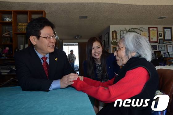 이재명 시장이 지난해 4월 미국 LA의 안수산 여사를 만나 독립을 위해 애써온 공로에 대한 감사패를 전달하고 환담을 나누고 있는 모습.(성남시 제공).© News1