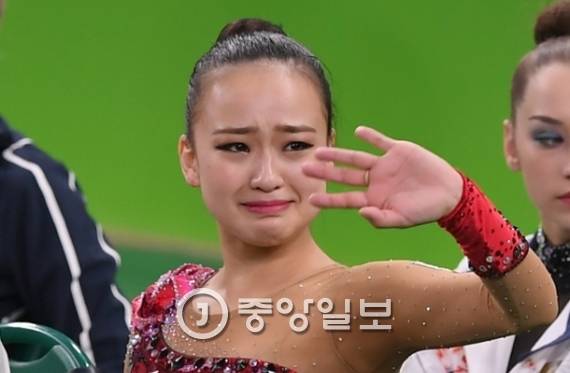 경기를 마치고 눈물을 흘리는 손연재. [사진 올림픽사진공동취재단]