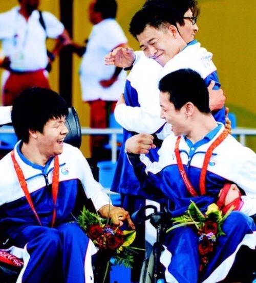 2008 베이징 패럴림픽 단체전에서 금메달을 딴 후 함께 기뻐하고 있는 모습. 왼쪽 휠체어에 앉은 선수가 정호원, 오른쪽 서 있는 이가 권철현 코치다. [사진=대한장애인체육회]