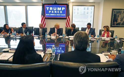 미국 공화당 대선후보와 히스패닉 대표단의 지난 20일 뉴욕 회동 장면<<연합뉴스 DB>>