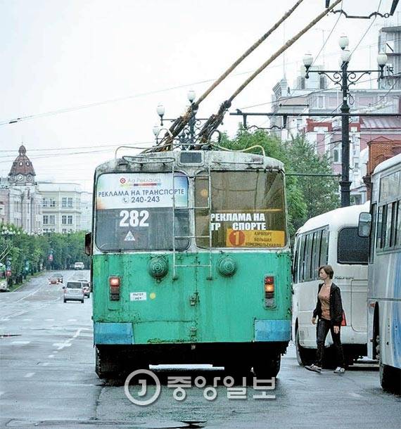 블라디보스토크 시내를 달리고 있는 낡은 전동버스. 극동러시아 개발 사업에 중국이 군침을 흘리고 있으나 러시아는 한국에 러브콜을 보내고 있다. 그곳을 기회의 땅으로 만드는 것은 우리 몫이다.