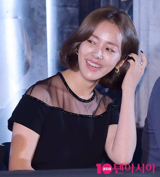 배우 한지민이 25일 오후 서울 성동구 행당동 CGV왕십리점에서 열린 영화 ‘밀정'(감독 김지운, 제작 영화사 그림㈜. 워너브러더스 코리아㈜) 언론시사회에 참석해 웃고 있다. / 사진=조준원 기자 wizard333@