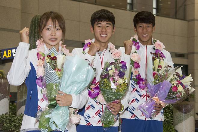 2016 리우올림픽 근대5종 경기에 출전했던 김선우(왼쪽부터), 전웅태, 정진화가 지난 24일 오전 인천국제공항에서 열린 한국선수단 해단식 뒤 파이팅을 외치며 미래를 다짐하고 있다. 인천공항/김성광 기자 flysg2@hani.co.kr