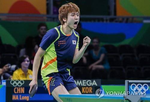 리우올림픽 탁구 개인 단식 16강전 마룽과 경기에서 환호하는 정영식 모습. [EPA=연합뉴스 자료사진]