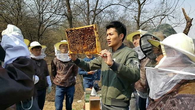 지난 3월 말 서울 은평구 은평공영차고지 인근 텃밭에서 도시양봉을 시작했다. ‘어반비즈서울’ 박진 대표가 벌집을 들고 강의 중이다. 박 대표는 종종 방충복을 입지 않고 벌을 만난다. 전성열씨 제공