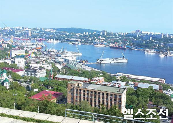 [헬스조선]러시아 극동의 중심지인 블라디보스토크 항구와 시내 전경.