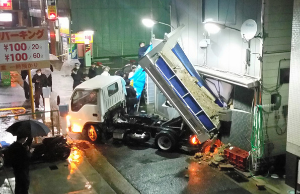 상대 조직 사무실에 돌진한 트럭(아사히 신문 촬영)