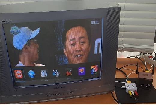 구형 아날로그TV를 최신형 디지털TV로 바꿔주는 소형 셋톱박스와 전용 컨버터.