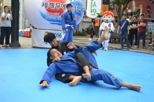 여성 호신술로 각광받고 있는 주짓수. [사진=2016 청주세계무예마스터십 조직위원회 제공]