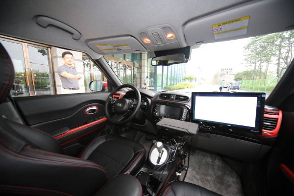 현대차그룹이 유튜브를 통해 공개한 쏘울의 완전 자율주자 기술. 운전자 없이 스스로 이동하여 지상·지하 주차공간을 탐색하고, 실내·복합 공간에서 주차는 물론 출차까지 스스로 진행한다. ｜현대차 제공