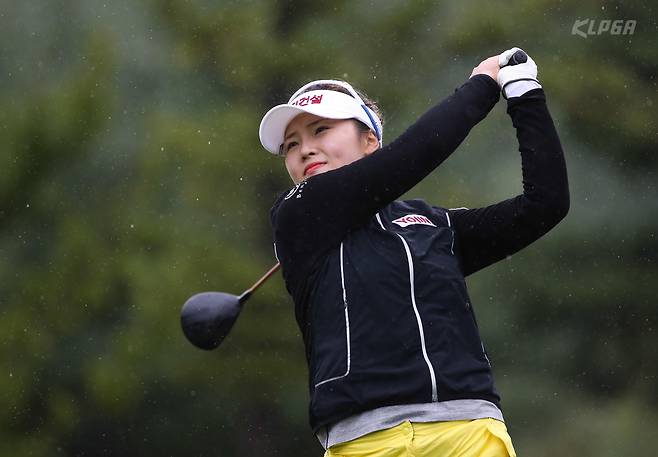 드라이버 티샷 날리는 김예진 - 김예진 선수가 28일 강원도 정선 하이원 컨트리클럽에서 열린 한국여자프로골프(KLPGA) 투어 하이원리조트 여자오픈 경기 4라운드 4번홀에서 드라이버 티샷을 날리고 있다. 사진: KLPGA제공/연합뉴스