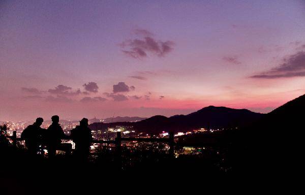 [월간산]야간산행의 가장 큰 매력은 누가 뭐래도 일몰과 도심의 야경을 파노라마로 바라볼 수 있다는 것이다. 수도권 최고의 낙조전망대 중 한 곳인 인천 계양산의 일몰.