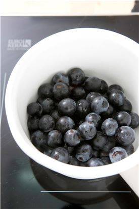 2. 포도에 물기가 약간 있을 때 냄비에 넣고 뚜껑을 덮어 중간 불로 익힌다.