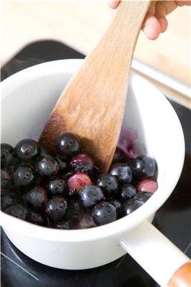 3. 포도알이 몇 알 터지면 나무주걱으로 포도를 뒤적인다.