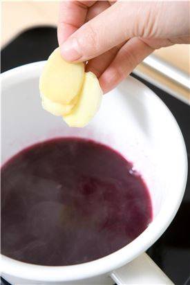 4. 포도즙이 약간 생기면 나무주걱으로 꾹꾹 눌러 으깬 후 편으로 썬 생강을 넣어 살짝 끓이다가 생강을 건져낸다. 포도즙을 체에 밭쳐 주스만 따라낸다.