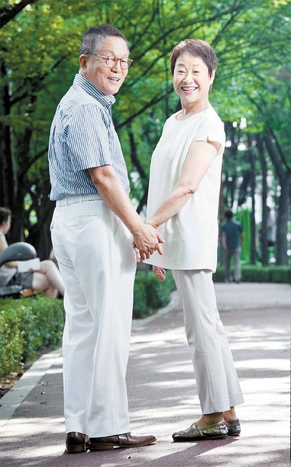 ‘연예인병’ 없는 배우 차태현의 롤모델은 부모 차재완(왼쪽)·최수민씨다. 동양방송(TBC) 성우 선후배로 만난 부부는 요즘도 집앞 여의도공원 산책을 즐길 때면 서로의 손을 꼭 잡는다. [사진 김경록 기자]