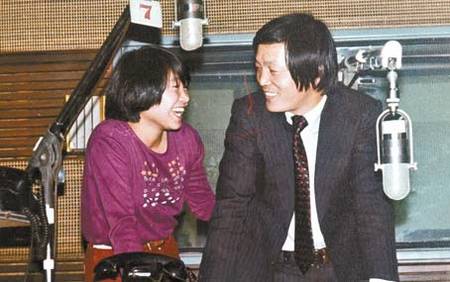 TBC는 1980년 언론 통폐합으로 사라졌다. 서울 순화동 TBC 스튜디오에서 성우로 일할 당시 최수민(왼쪽)·차재완.