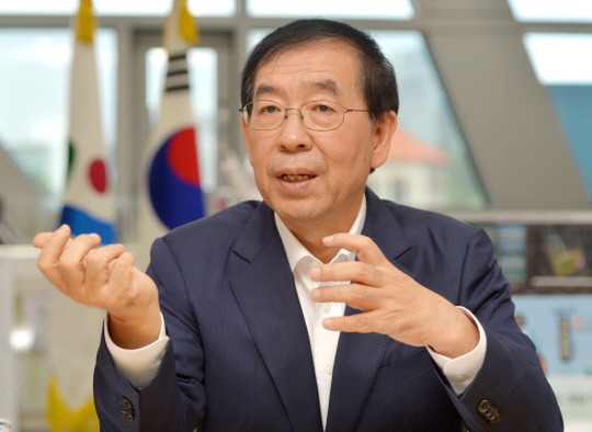 박원순 서울시장이 지난 4일 서울 중구 세종대로 시청 본관 집무실에서 “시정(市政)을 수행할 때 나무와 숲을 같이 보는 ‘민생 행정’이 중요하다”고 힘주어 말하고 있다. 김낙중 기자 sanjoong@
