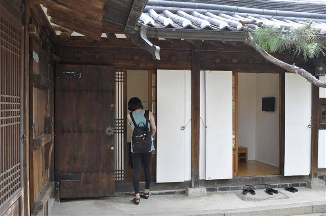 “옛집은 어떻게 생겼을까?” 최순우 옛집을 들른 답사객이 안채를 둘러보고 있다. 이곳은 한국내셔널트러스트가 시민문화유산기금을 모금해 사들인 ‘시민문화유산 제1호’다. “옛집은 어떻게 생겼을까?” 최순우 옛집을 들른 답사객이 안채를 둘러보고 있다. 이곳은 한국내셔널트러스트가 시민문화유산기금을 모금해 사들인 ‘시민문화유산 제1호’다.