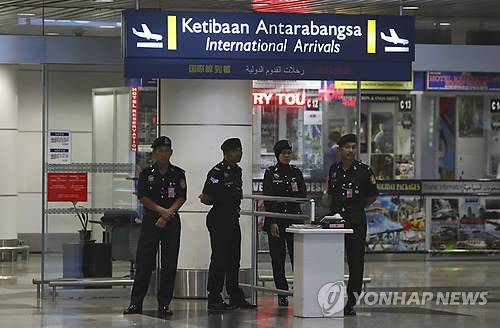 지난 2014년 3월 말레이시아 쿠알라룸푸르 공항 도착 홀에서 경계근무를 하고 있는 경찰관들 [AP=연합뉴스 자료사진]