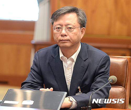 【서울=뉴시스】전진환 기자 = 우병우 민정수석이 29일 오전 청와대 집현실에서 열린 수석비서관 회의에 참석, 자리하고 있다. 2016.08.29.   amin2@newsis.com