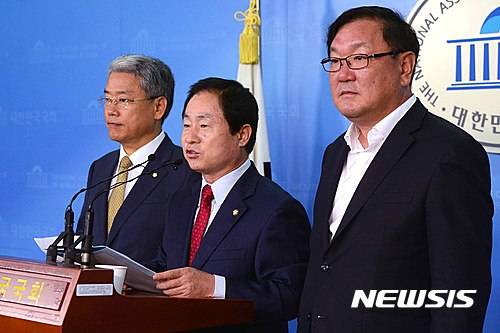 【서울=뉴시스】전신 기자 = 1일 서울 여의도 국회 정론관에서 여야 3당 예결위 간사가 추경 합의결과를 발표하고 있다. 왼쪽부터 국민의당 김동철, 새누리당 주광덕, 더불어민주당 김태년 간사. 2016.09.01   photo1006@newsis.com