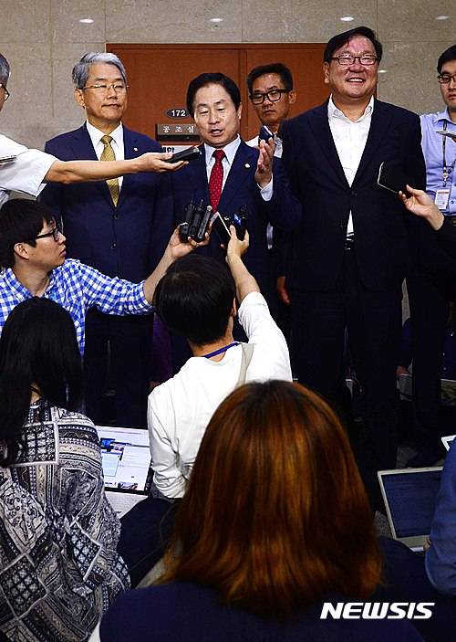 【서울=뉴시스】전신 기자 = 1일 서울 여의도 국회 정론관에서 여야 3당 예결위 간사가 추경 합의결과를 발표한 후 취재진의 질문에 답변하고 있다. 왼쪽부터 국민의당 김동철, 새누리당 주광덕, 더불어민주당 김태년 간사. 2016.09.01   photo1006@newsis.com