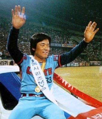 '우리 곁을 떠난 레전드' 롯데 자이언츠의 창단 첫 한국시리즈 우승을 견인한 유두열 전 코치가 1일 별세했다. 유 전 코치는 1984년 한국시리즈에서 3점 홈런을 때려 MVP를 차지했다. (사진=롯데 자이언츠 제공)