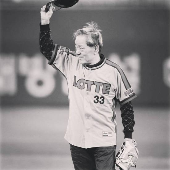 유두열 전 롯데 코치가 1일 별세했다. 사진은 올해 4월 5일 부산 사직구장에서 시구를 하던 그의 모습. (사진=롯데자이언츠 페이스북 캡처)