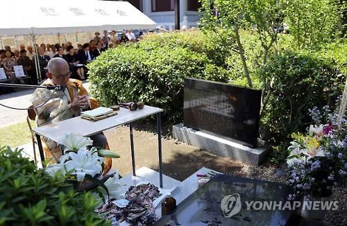 간토대지진 때 학살된 조선인 추도     (도쿄=연합뉴스) 이세원 특파원 = 간토(關東)대지진 발생 93주년인 1일 일본 도쿄도(東京都)요코아미초(橫網町)공원에서 대지진 당시 학살된 조선인을 추도하는 행사가 열렸다. 추도식에서 승려가 독경에 임하는 장면.