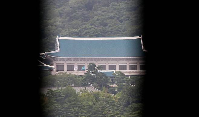 서울 광화문 인근에 있는 빌딩 사이로 보이는 청와대 전경. 김정효 기자 hyopd@hani.co.kr