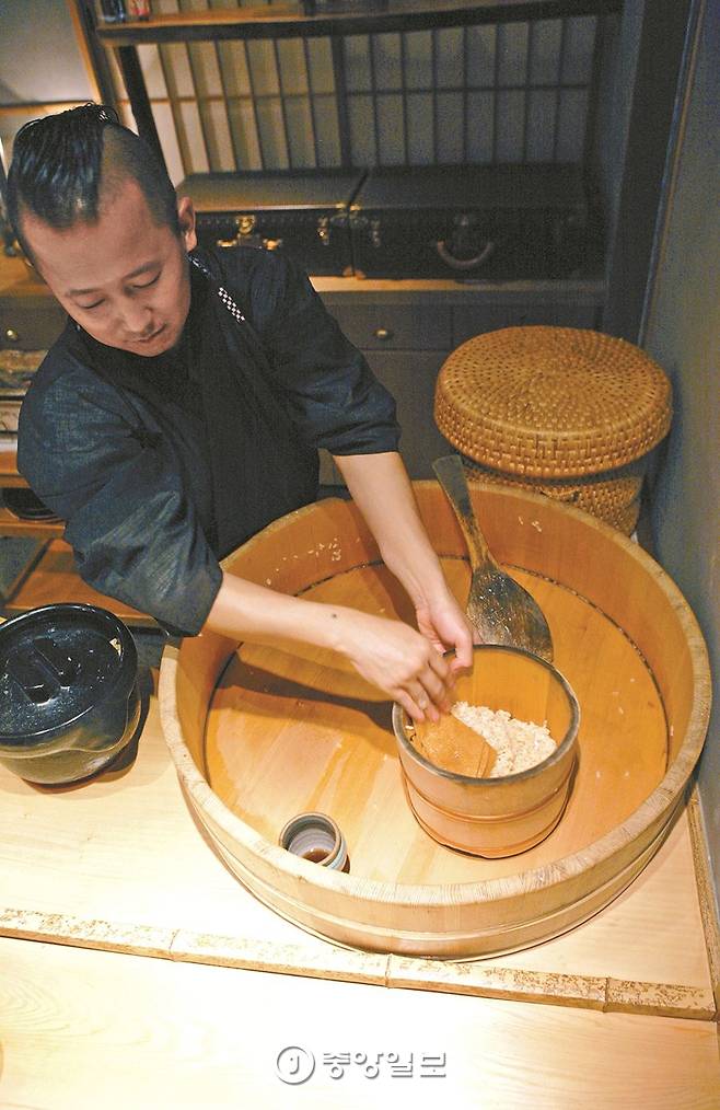 스시 교텐은 손님이 들어와야 밥을 짓는다.